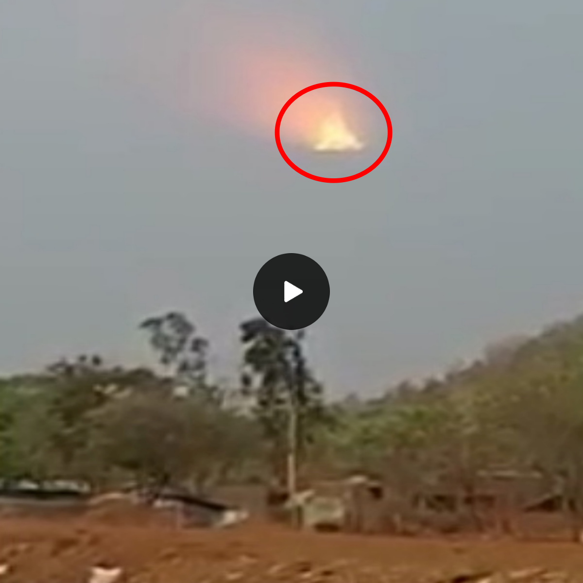 “Enthralling Sight: People of Indian Descent Spot Luminous Triangular UFO in the Sky”